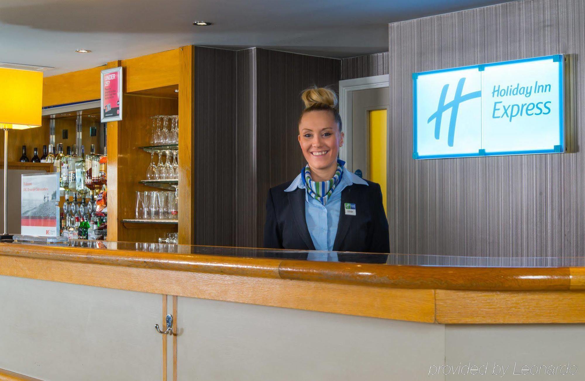 Holiday Inn Express London Luton Airport, An Ihg Hotel Zewnętrze zdjęcie