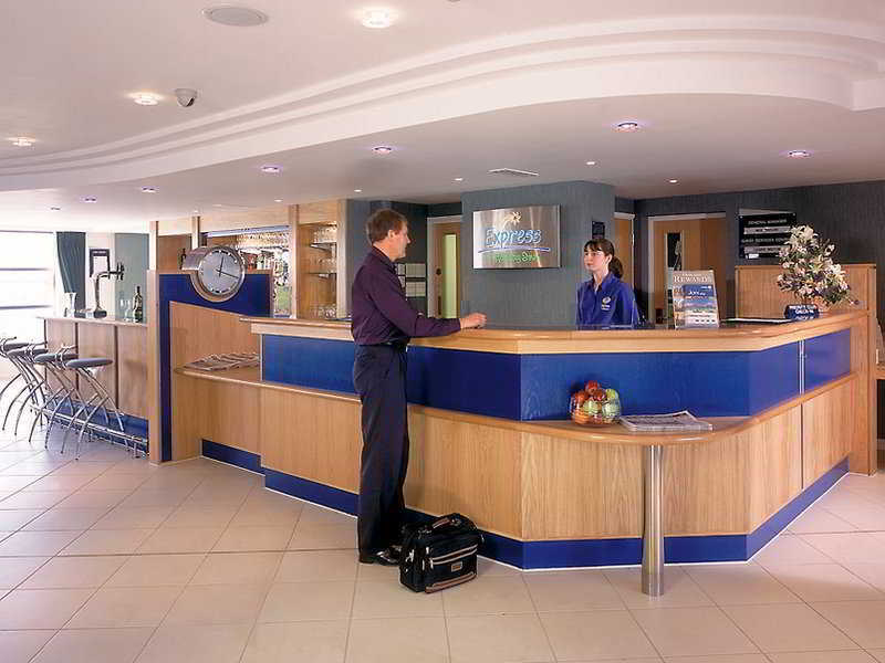 Holiday Inn Express London Luton Airport, An Ihg Hotel Zewnętrze zdjęcie